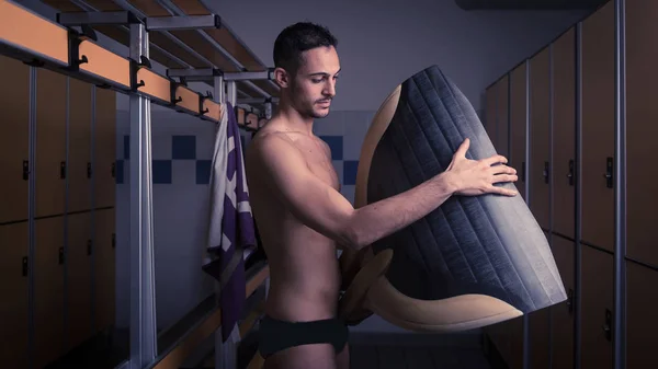 Retrato Profesional Atleta Nadador Dentro Del Vestuario Piscina Sosteniendo Monofín — Foto de Stock