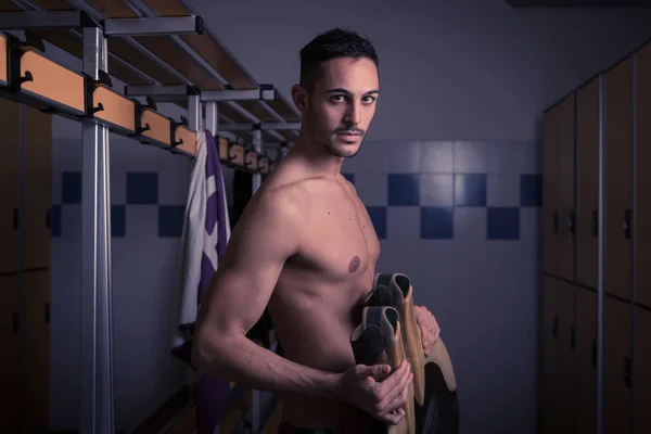 Retrato Nadador Atleta Profissional Dentro Vestiário Piscina Segurando Monofin Imagem — Fotografia de Stock