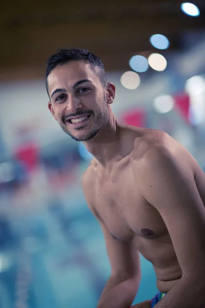 Yüzme Havuzu Içinde Gülümseyen Profesyonel Atlet Yüzücü Portre — Stok fotoğraf