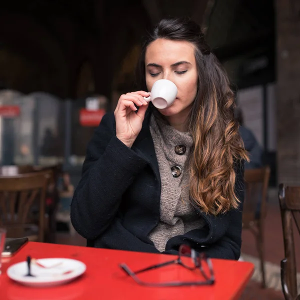 カフを飲みながら屋外でリラックスした美しい女性の肖像画 — ストック写真