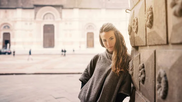 Säker vacker kvinna hela kroppen porträtt utomhus i Bologna — Stockfoto
