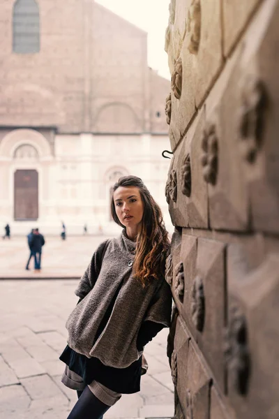 Bologna kendine güvenen güzel kadın tam vücut portre açık havada — Stok fotoğraf