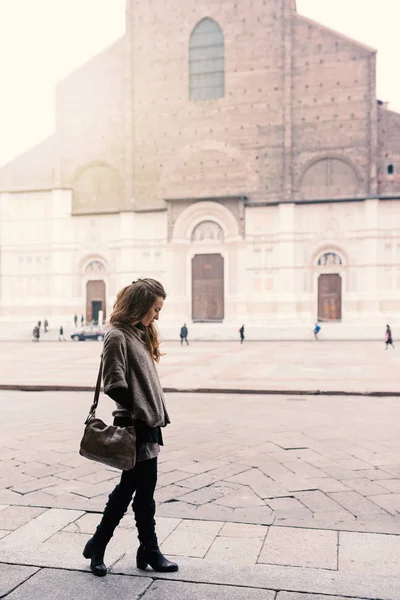 Hermosa mujer retrato de cuerpo completo al aire libre en Bolonia, Italia . — Foto de Stock