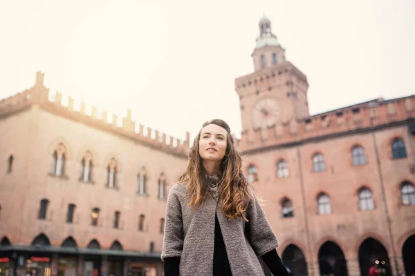 Happy beautiful woman portrait outdoors in Piazza Maggire, Bolog — Stock Photo, Image