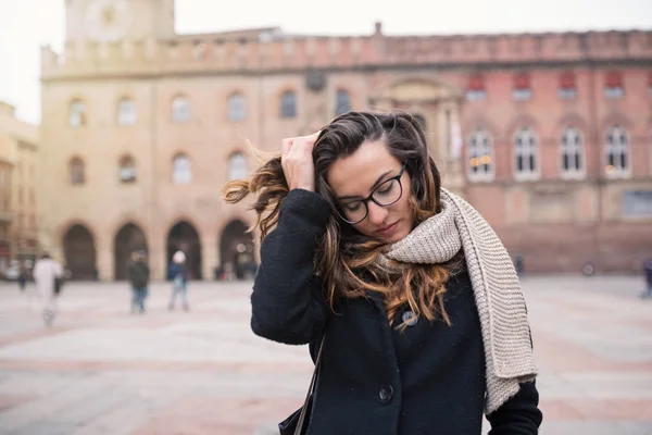 Belle femme portrait intime en plein air sur la Piazza Maggire, Bo — Photo