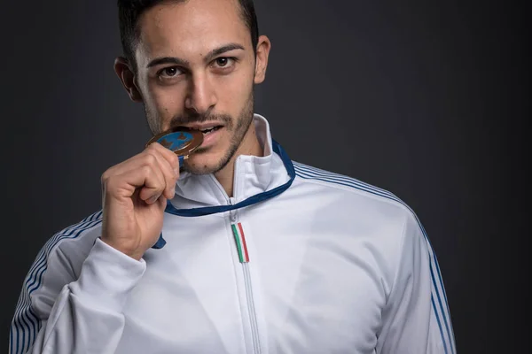 Retrato Estúdio Atleta Profissional Contra Fundo Escuro Segurando Medalha Conceito — Fotografia de Stock