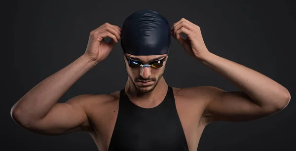 Koyu Arka Plan Karşı Profesyonel Atlet Yüzücü Stüdyo Portre — Stok fotoğraf
