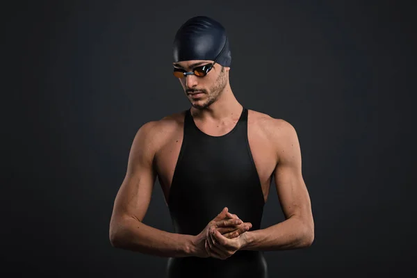 Estúdio Natação Atleta Profissional Retrato Contra Fundo Escuro — Fotografia de Stock