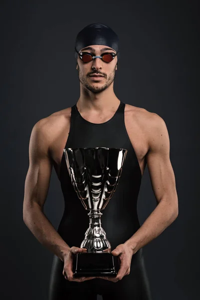 Retrato Estúdio Atleta Profissional Nadador Contra Fundo Escuro Segurando Copo — Fotografia de Stock