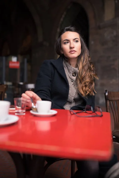 Güzel kadın portre bir coff içerken açık havada rahatlatıcı — Stok fotoğraf