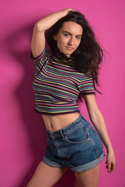 Purpl karşı güzel gülümseyen çiller kadın renkli portre