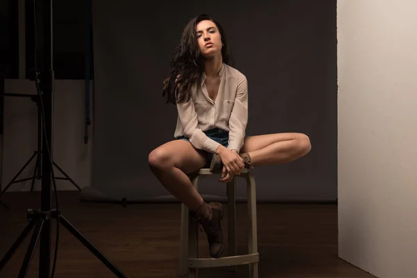 Mooie intieme jonge vrouw full body studio portret zitten op — Stockfoto
