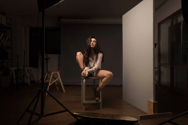 Vacker intim ung kvinna full body Studio porträtt sitta på — Stockfoto