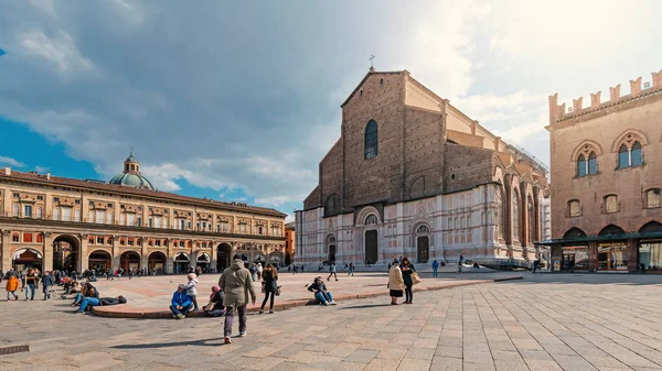 Bologna, İtalya - Circa Mart, 2018: Güneşli bir günde San Petronio Katedrali önünde yürüyen insanlar.