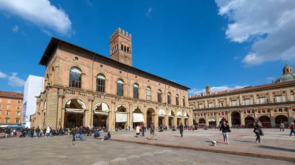 Bologna, İtalya - Çerkez mart 2018: Güneşli bir günde Podest Sarayı'nın önünde yürüyen insanlar
