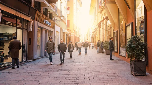 Bologna Itália Circa Março 2018 Pessoas Andando Rua Azeglio — Fotografia de Stock