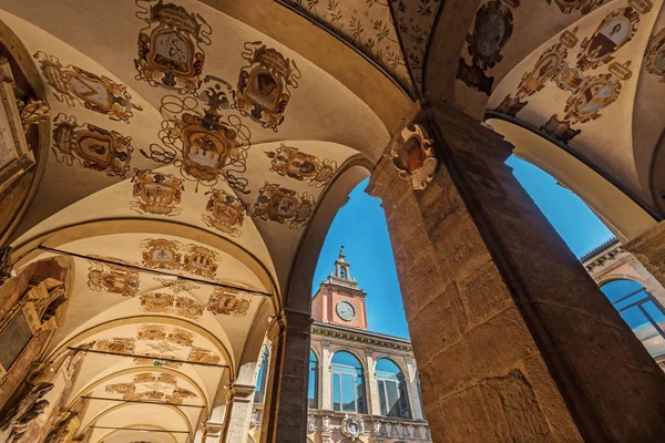 Archiginnasio atriyum. Günümüzde Belediye Kütüphanesi ve ünlü Anatomik Tiyatro'ya ev sahipliği yapmaktadır. Bologna, İtalya.