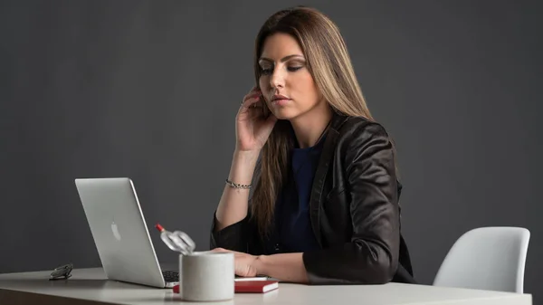 Confident Young Businesswoman Sit Desk Looking Camera Studio Portrait Grey — Stock Photo, Image
