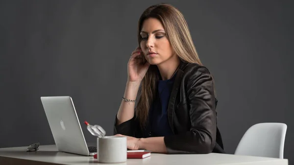 Jovem Empresária Confiante Senta Mesa Olhando Para Retrato Estúdio Câmera — Fotografia de Stock