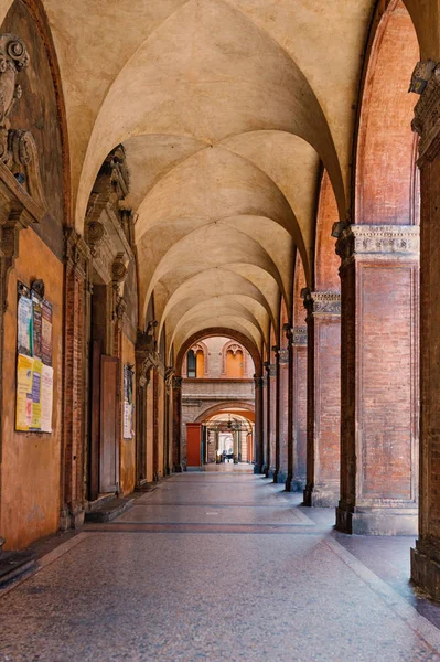Bologna, İtalya'da portici (Strada Maggiore) ile eski sokak manzarası.