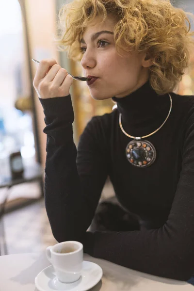 Young Blonde Woman Portrait Drinking Coffee Cafe Shallow Depth Field — Stok fotoğraf