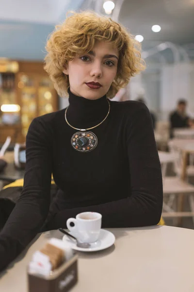 Young Blonde Woman Portrait Coffee Cafe Shallow Depth Field Life — Fotografia de Stock