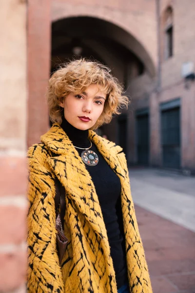 Beautiful Woman Portrait Wearing Yellow Coat Outdoors Bologna Italy — Stockfoto