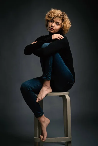 Beautiful Blonde Woman Sit Wooden Stool Studio Portrait Dark Background — Stockfoto