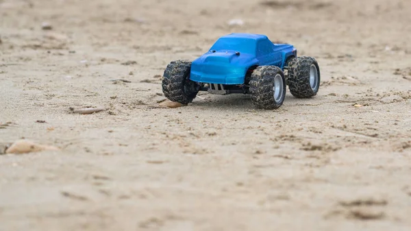 Auto Giocattolo Elettrico Radio Controllato Sulla Spiaggia Copia Spazio — Foto Stock