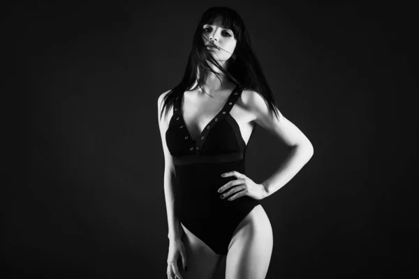 Sexy Zelfverzekerde Vrouw Portret Dragen Zwarte Lingerie Geïsoleerd Tegen Donkere — Stockfoto