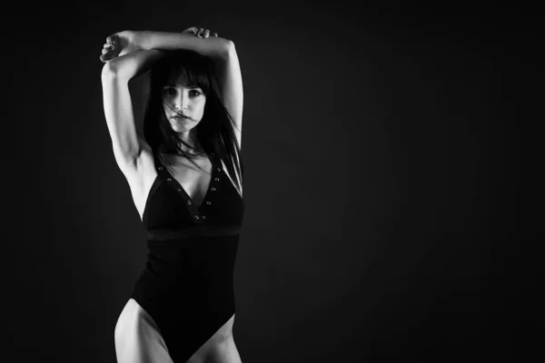 性感而自信的女性肖像 身穿黑色内衣裤 与深色背景隔离 具有电影颗粒效果的黑白演播室图像 — 图库照片