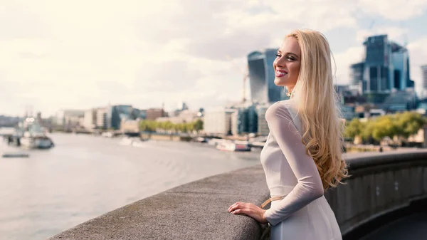 Uśmiechnięta Blond Kobieta Portret Londyńskim Skyline Tle Rzeczywisty Obraz Stylu — Zdjęcie stockowe