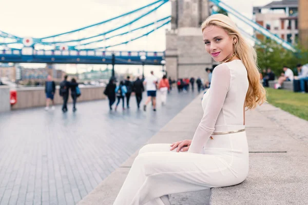 Mooie Glimlachende Blonde Vrouw Portret Londen Met Tower Bridge Achtergrond — Stockfoto