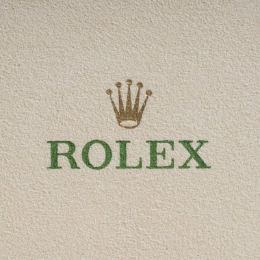Rolex logosu ve tabela, yakın çekim