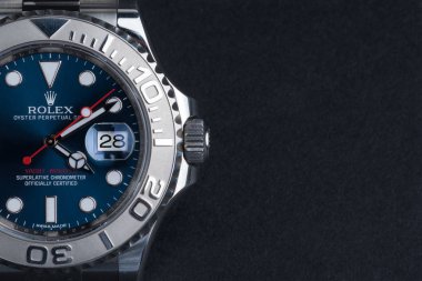 Rolex Oyster Perpetual Date Yacht Master, koyu arka planda saat.