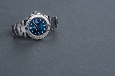 Rolex Oyster Perpetual Date Yacht Master gri arka planda saat