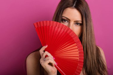 Pembe arka plan karşı izole katlanır eğlenceli kendine güvenen kadın portre.