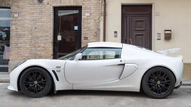 Pedaso, İtalya - Ekim, 2018: Lotus Exige spor otomobil sokakta park.