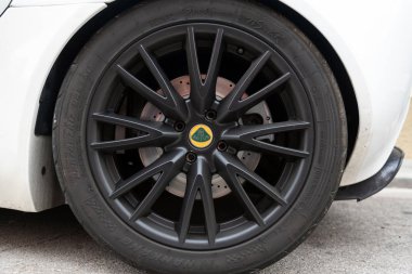 Pedaso, İtalya - Ekim, 2018: Lotus Exige spor araba tekerleği detay sokakta park.