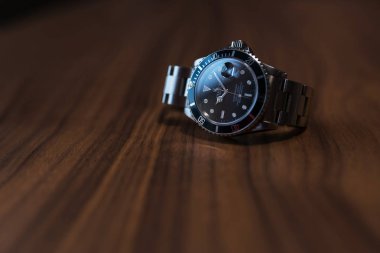 Ahşap masa üzerinde Rolex Submariner izlemek