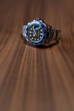 Rolex Gmt Master Ii fotokopi alanı ile ahşap masa üzerinde izlemek