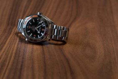 Ahşap masada Omega Seamaster Profesyonel dalgıç izlemek
