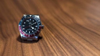 Tudor Gmt kopya alanı ile ahşap masada izlemek