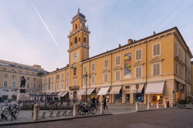 Parma, İtalya - Aralık, 2018: Piazza Garibaldi meydanı ve cloch kulesi