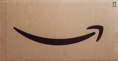 Bologna, İtalya - Aralık, 2018: Amazon logosu karton kutuya basılmış.