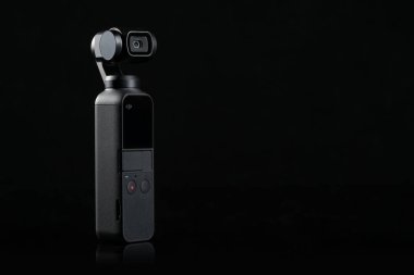 Bologna, İtalya - Şubat, 2019: Dji Osmo kopya alanı ile siyah arka plana karşı gimbal. Açıklayıcı editoryal.