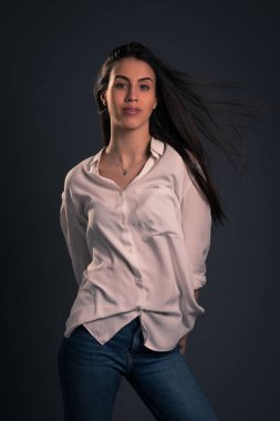 Karanlık arka plana karşı emin esmer kadın stüdyo portre. 