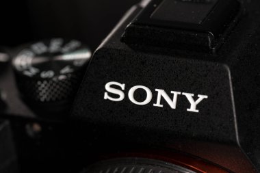 Bologna, İtalya - Şubat 2019: Siyah arka plana karşı a7iii aynasız fotoğraf makinesinde Sony logosu. Açıklayıcı editoryal.