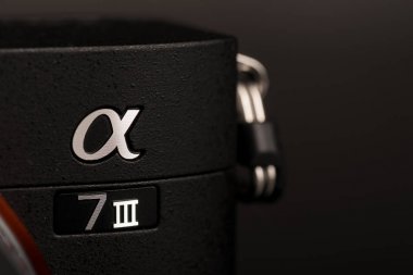 Bologna, İtalya - Şubat, 2019: Siyah arka plana karşı Sony a7iii aynasız kamera. Açıklayıcı editoryal.