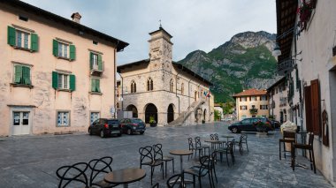 Venzone, İtalya - Mayıs, 2019: Ana meydan ve Venzone Belediye Binası, Kuzey İtalya